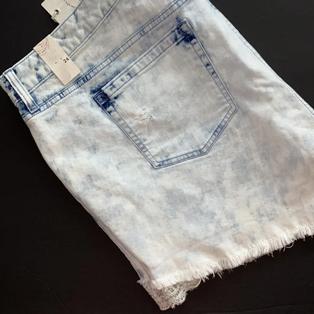 ✨Reduced NWT TORRID shorts - lace & beading - destructed- light wash -Plus Sized - Picture 11 of 14